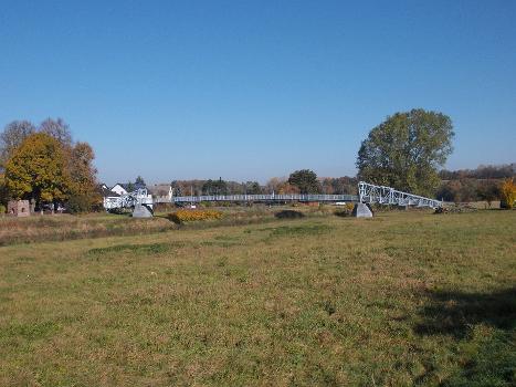 Suspension bridge over the Zwickauer Mulde river zwischen Sörnzig und Fischheim (Seelitz, Mittelsachsen district, Saxony)