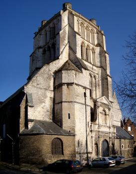 La tour gothique du XIII siècle de l'église Saint-Denis de Saint-Omer (Pas-de-Calais).