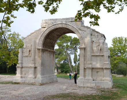 Arc de triomphe romain de Glanum (Saint-Rémy-de-Provence, Bouches-du-Rhône, France) : Il est classé au titre des monuments historiques par la liste de 1840.