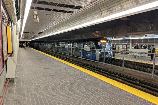 Third platform in use at Stadium–Chinatown station during late-night rail maintenance. An eastbound train that terminates at Commercial–Broadway can be seen arriving at Platform 2.
