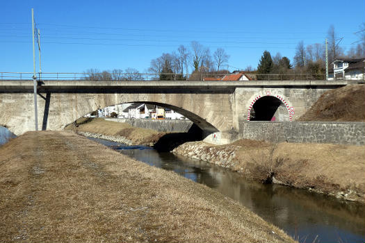 Stephanskirchen, der östlichste der sieben großen Bögen der Brücke der Bahnlinie nach Salzburg überquert die Rohrdorfer Achen.