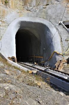 Der Stoosfluhtunnel ist der oberste von drei kurzen Tunnels auf dem Trassee der neuen Standseilbahn auf den Stoos