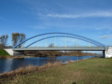Havelkanalbrücke Wustermark:Die Brücke wurde 2005 durch einen Neubau ersetzt. Über die Stabbogenbrücke führt die Berliner Straße / Berliner Allee.