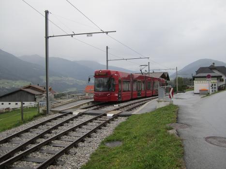 Zug der Stubaitalbahn im Bahnhof Kreith