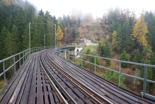 Eisenbahnbrücke, Mutterer-Brücke, Mühlbachgrabenbrücke. Blick gegen Norden
