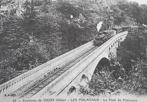 "Tacot" de ligne Vichy-Lavoine sur le pont de Malavaux (aujourd'hui disparu) à Cusset