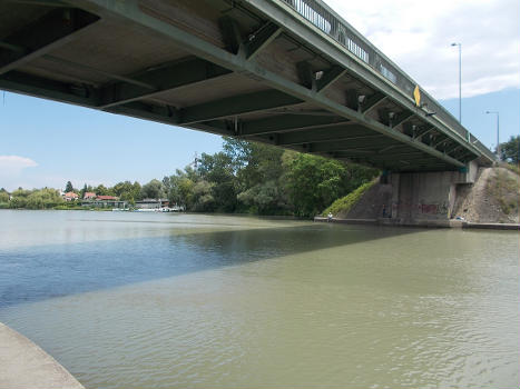  : Taksony vezér Bridge. Road brige over the Ráckeve Danube. Built in 1998. Long: 52.50m. - , , .
