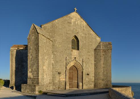 Façade et entrée nord-nord-ouest de l'église fortifiée (XIe, XIIe et XVIe siècles), Talmont-sur-Gironde, Charente-Maritime, France.