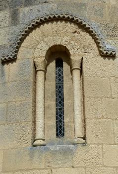 Talmont-sur-Gironde (Charente-Maritime). Sainte-Radegonde church (12th century) - Romanesque apse: Window.