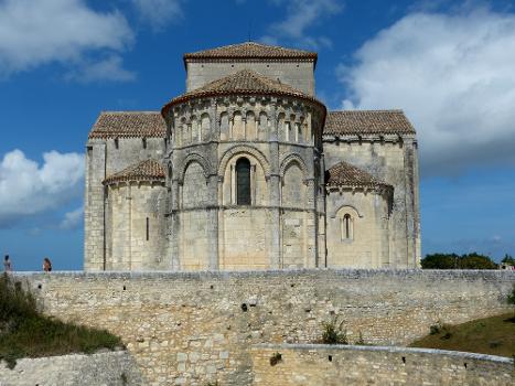 Talmont-sur-Gironde (Charente-Maritime). Sainte-Radegonde church (12th century) - General view to the apse.