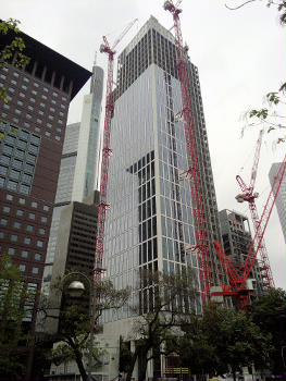 Der im Bau befindliche Taunusturm im Juni 2013.