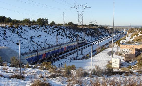 Une rame TGV en provenance de Marseille débouche du tunnel des Pennes-Mirabeau, à 3 kilomètres au sud de la gare d'Aix-en-Provence TGV