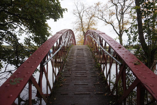 Thames path towards Fiddler's Island 