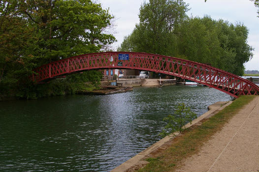 Thames towpath footbridge at Medley 