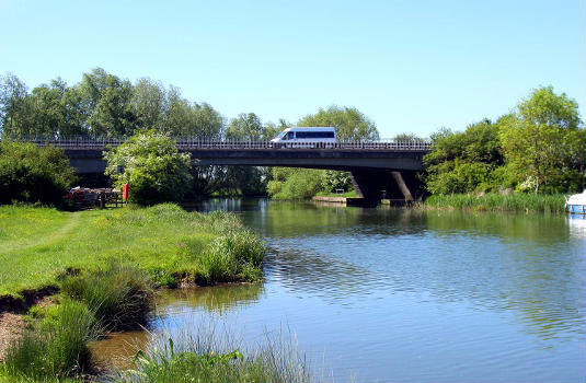 The A34 crosses the Thames 