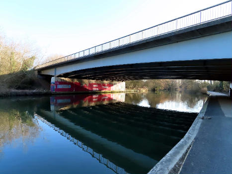 The A423 crosses the River Thames 