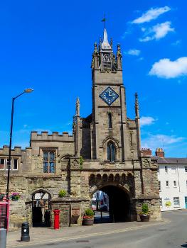 The Eastgate and Chapel of St Peter in Warwick