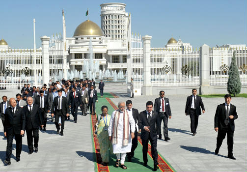 The Prime Minister, Shri Narendra Modi being welcomed by the President of Turkmenistan, Mr. Gurbanguly Berdimuhamedov, at Independence Square, in Oguzkhan Palace, Ashgabat, Turkmenistan on July 11, 2015.