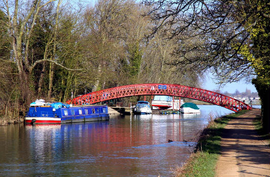 The Thames Path at Rainbow Bridge