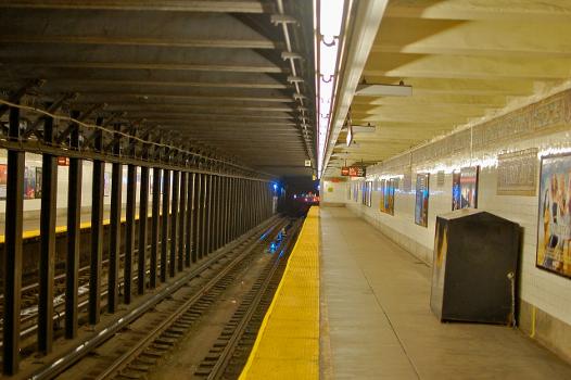 Third Avenue Subway Station (Canarsie Line):Third Avenue station on BMT Canarsie Line (L) in Manhattan.