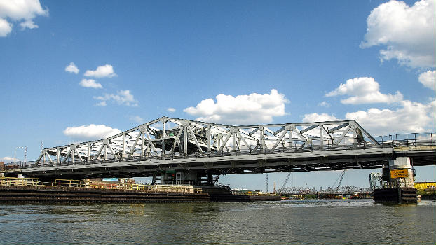 Third Avenue Bridge over the Harlem River, Manhattan-Bronx, New York City (looking southeast by kayak)