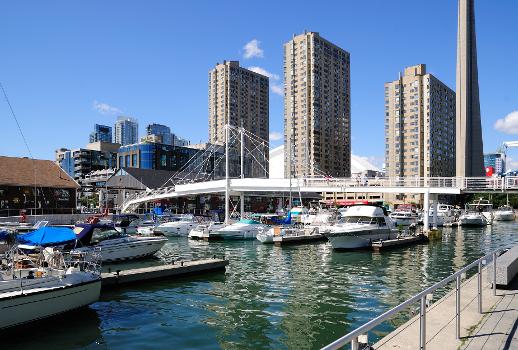 Yachthafen in Toronto Harbourfront, Amsterdam Bridge im Hintergrund
