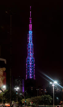 Night view of Torre da Band, taken from Rua da Consolação, just after crossing Avenida Paulista