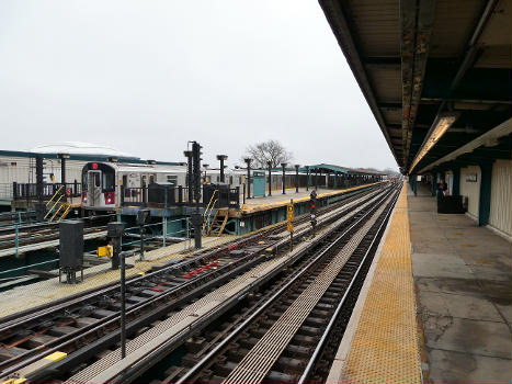 An eastbound 7 local train at Mets–Willets Point station in March 2022