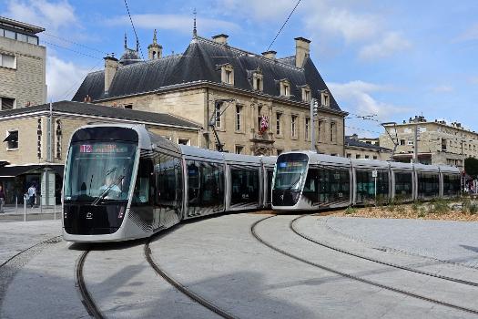 Rames 1008 et 1022 du tramway de Caen traversant la Place Saint-Pierre