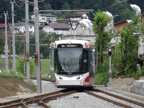 Triebwagen der Traunseetram bei der Haltestelle Engelhof.
Gmunden, Oberösterreich.