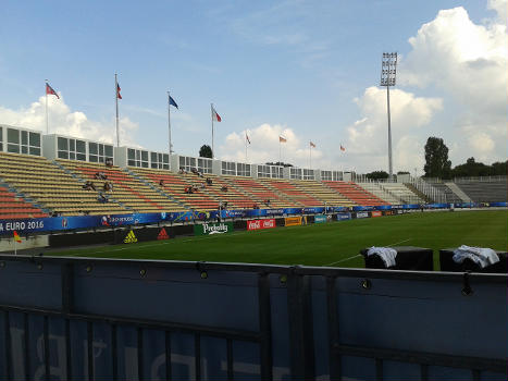 Photo de la tribune première du Stade de la Vallée du Cher, à Tours, lors de l'Euro 2016, le 8 juin 2016