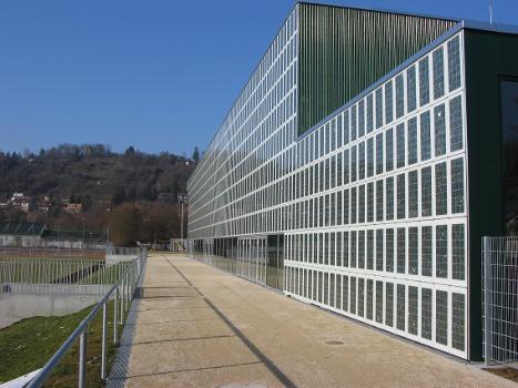 Tübingen, Sporthalle Europastraße ("Basketballhalle") mit Photovoltaikanlage an der Westfassade