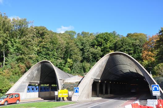 Tunnel Jenner (route):Le tunnel Jenner au Havre (Seine-Maritime): accès côté sud (Rond-point), au moment des travaux préparatoires au percement d'un troisième tunnel destiné au futur tramway.