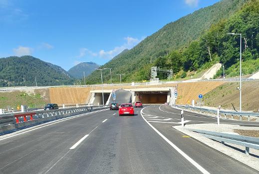 Tunnel Oberau : Das Nordportal des im Mai 2022 eröffneten, 3 km langen Tunnels, welches den Hauptbestandteil der Ortsumfahrung Oberau darstellt. Rechts ist der Beschleunigungsstreifen der Auffahrt "Oberau-Nord" zu erkennen.