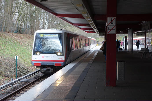 U-Bahn fährt im U-Bahnhof Hagenbecks Tierpark ein