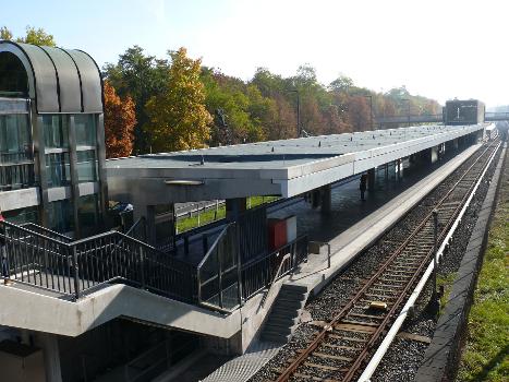 Westansicht des oberirdischen U-Bahnhofs Langwasser Nord in Nürnberg