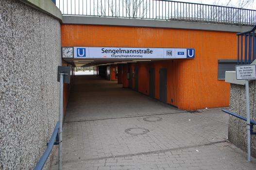 Eingang Maiglöckchenstieg des U-Bahnhof Sengelmannstraße in Hamburg-Alsterdorf