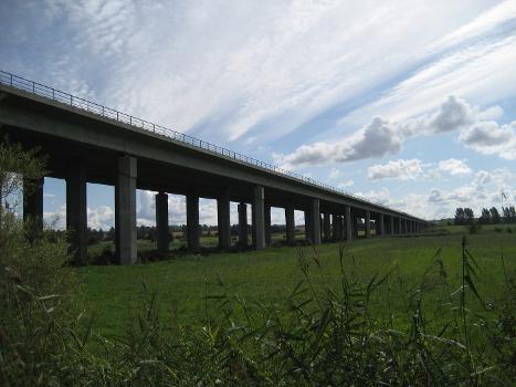 Die Ueckertalbrücke bei Papendorf.