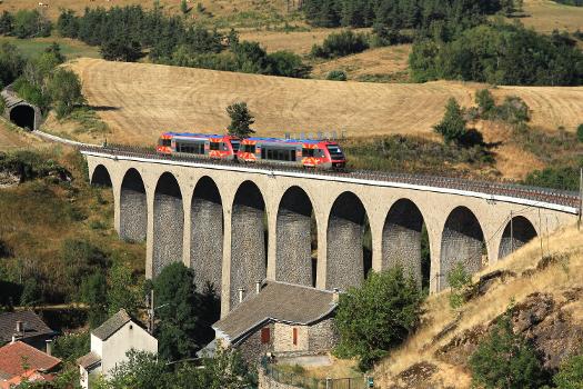 Viaduc de Mirandol : L'X 73506 et un autre de la même série, tous les deux en livrée Languedoc-Roussillon, franchissent le grand viaduc de Mirandol-Chassezac, à Mont Lozère et Goulet, en Lozère.