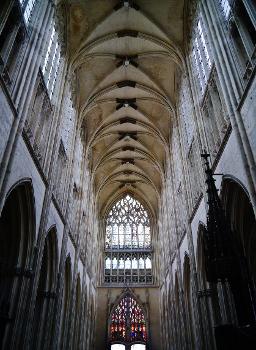 Westfenster & Gewölbe der Abteikirche der Heiligsten Dreifaltigkeit, Vendôme, Département Loir-et-Cher, Region Zentrum-Loiretal, Frankreich
