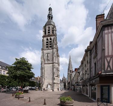 Die Kleinstadt Vendôme im Département Loir-et-Cher/Frankreich : Place St-Martin im Stadtzentrum mit dem Turm der ehemaligen Kirche Saint-Martin und im Hintergrund die Kirche der ehemaligen Dreifaltigkeits-Abtei.