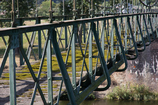 Seilhängebrücke am Kaltenborn:An den Holzdielen nagt der Zahn der Zeit…