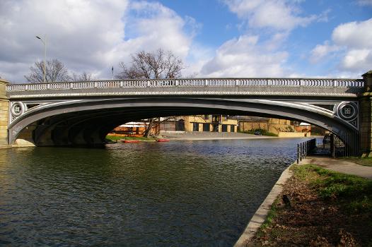 Victoria Bridge Victoria Bridge carries Victoria Avenue over the River Cam : It was built in 1890, replacing several ferries joining the boroughs of Cambridge and Chesterton.