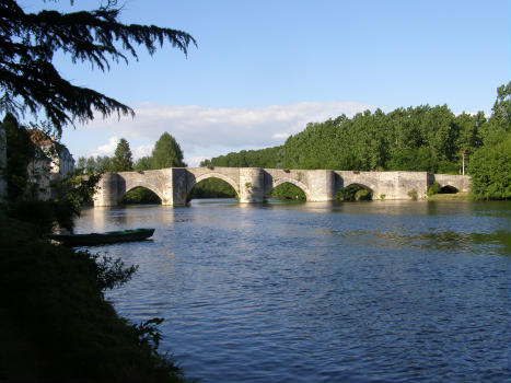 Commune de Saint-Germain 86. Le "Vieux Pont", pont gothique reliant Saint-Germain à Saint-Savin. : Long de 100 mètres environ, large de 3 m 50, conçu en léger dos d'âne et pourvu de 5 arches en arc brisé reposant sur des piles arrondis ou à bec. Il est classé monument historique.