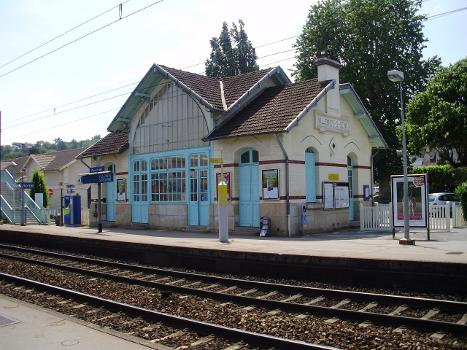 Villennes-sur-Seine Station