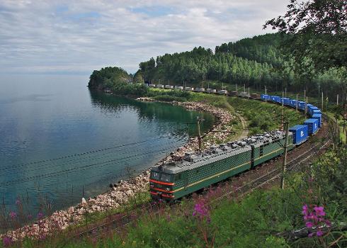 Trans-Siberian Railway: the stretch between Utulik-Slyudyanka:BoBoBo+BoBoBo VL85 class AC electric locomotive VL85-022 with a container train on the coast of Lake Baikal