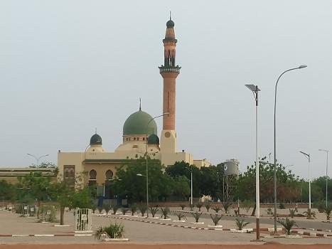 La grande mosquée de Niamey vue de l'Est. C'est la plus grande mosquée de Niamey et c'est au niveau de cette mosquée qu'effectuent les prières de Tabaski et ramadan avec les autorités du gouvernement.