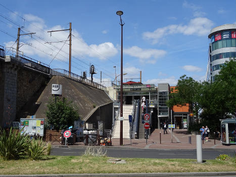 Issy - Val de Seine Railway Station