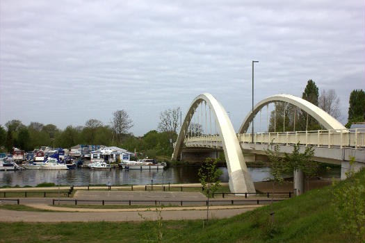 Walton Bridge from the East bank 