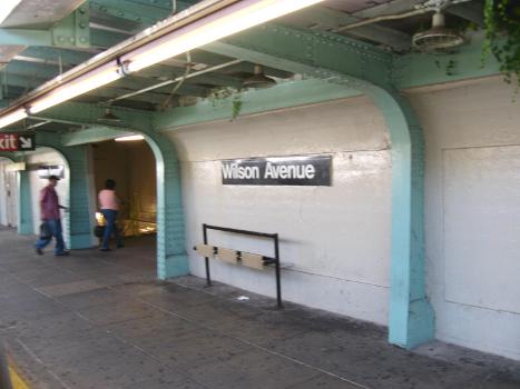 Wilson Avenue Subway Station (Canarsie Line) : Looking west on southbound platform of Wilson Avenue (BMT Canarsie Line)